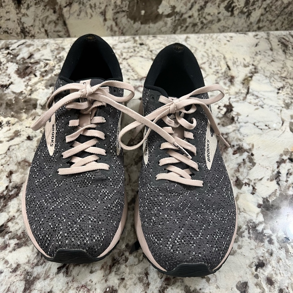 Brooks Launch 7 Running Shoe in Pale Pink and Dark Gray, Size 9.5